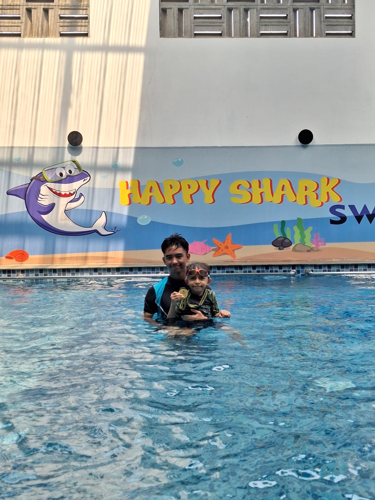 Momen Naik Gaya — Happy Shark Swimming School